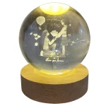 چراغ خواب رومیزی مدل گوی کریستال طرح دختر و پسر عاشق کد 57-41928