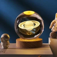 چراغ خواب رومیزی مدل گوی کریستال طرح سیاره زحل کد AMR-203