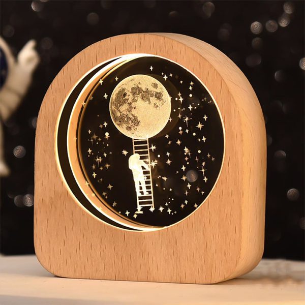 چراغ خواب کریستالی با قاب چوبی مدل فضانورد کد 5-982901