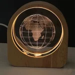چراغ خواب کریستالی با قاب چوبی مدل کره زمین کد 7-98261